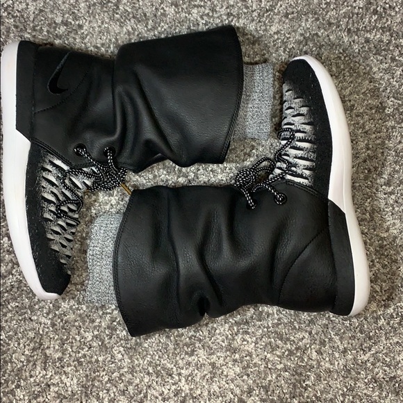 Nike Shoes - Women’s Nike ROSHE TWO HI FLYKNIT Boots